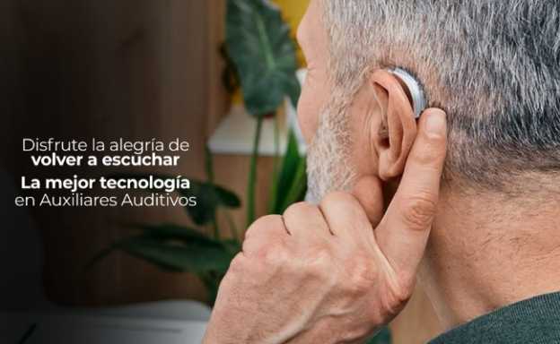 Persona utilizando un auxiliar auditivo